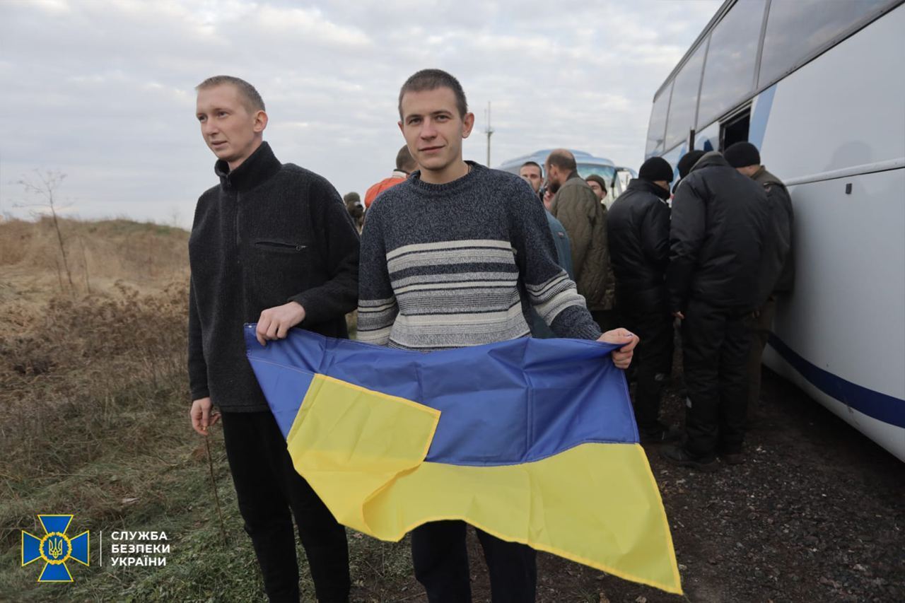 Деякі з тяжкими травмами: у мережі з'явилося відео повернення з полону захисників України