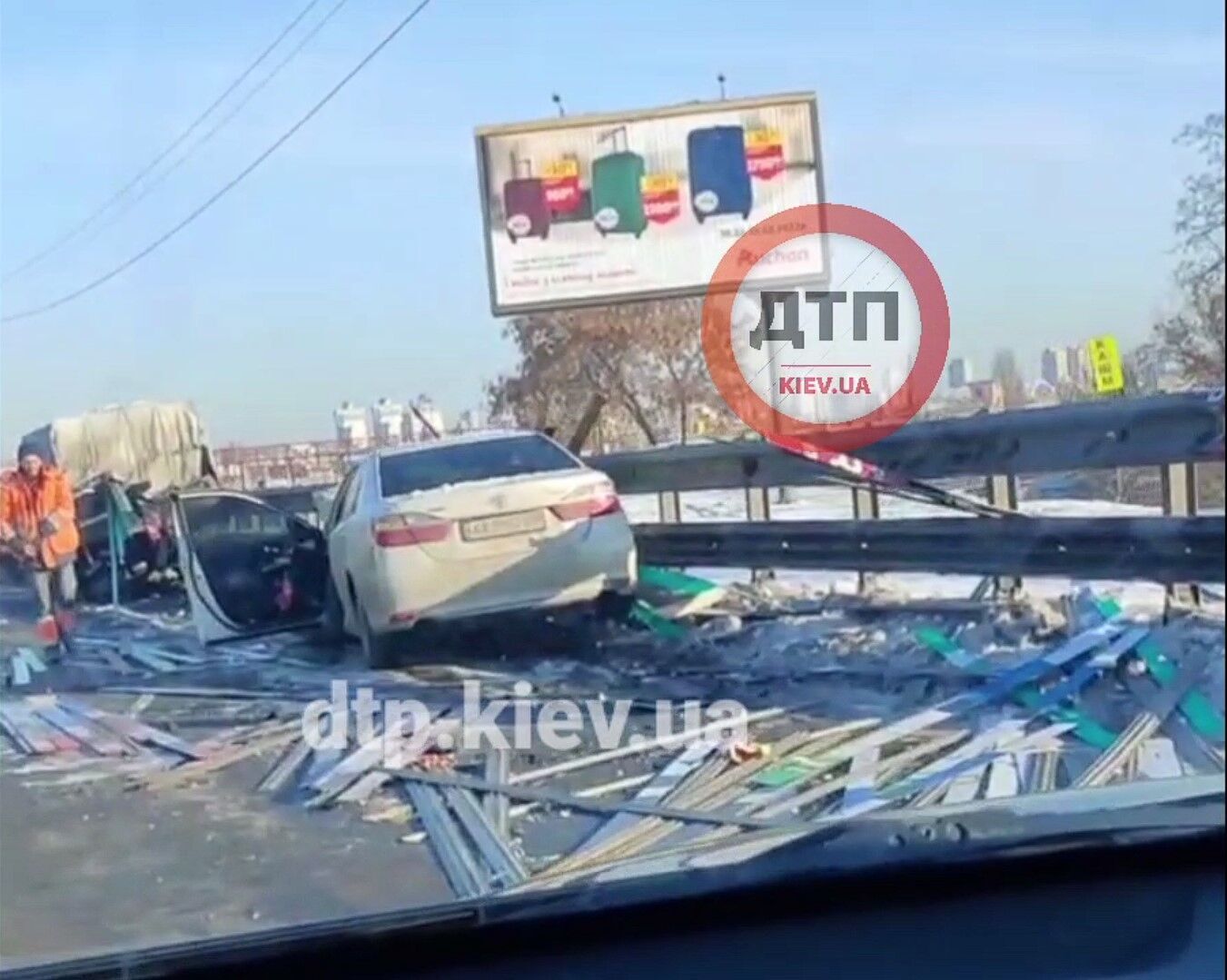 У Києві легковик протаранив конструкції дорожніх служб та в’їхав у відбійник. Відео