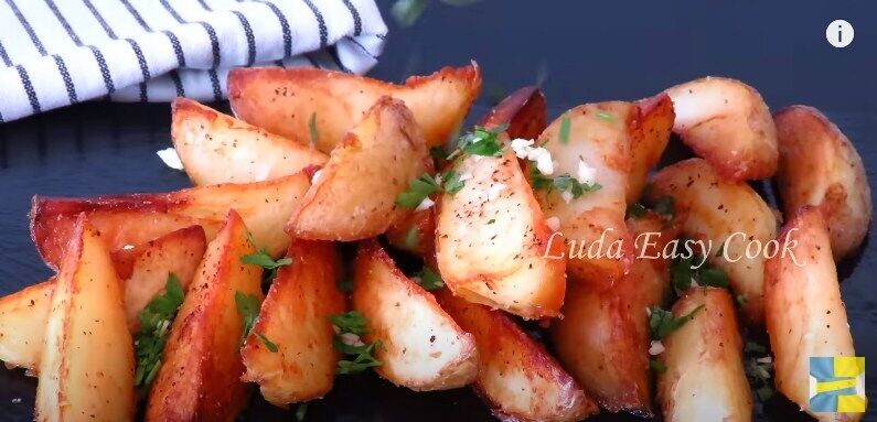 Рецепт жареного картофеля по-деревенски на сковороде