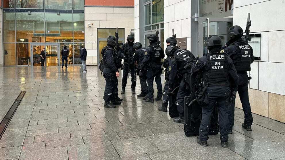 В Дрездене мужчина устроил стрельбу и захватил заложников: погибла женщина. Фото