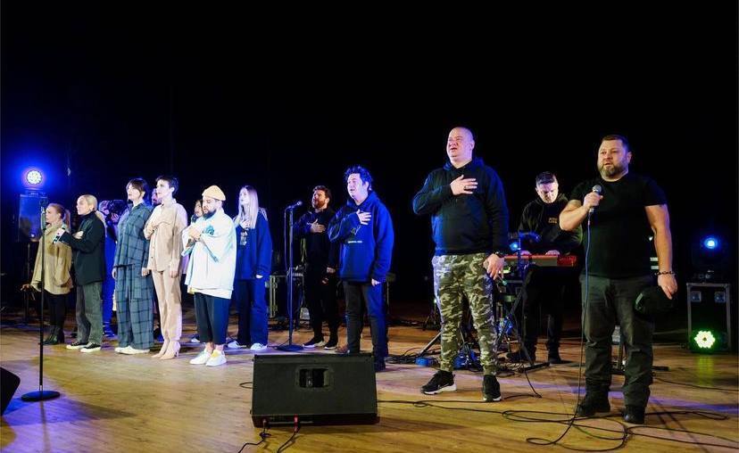 "Выстоим": Монатик в Харькове дал концерт для военных и показал кадры разрушенного города. Фото  
