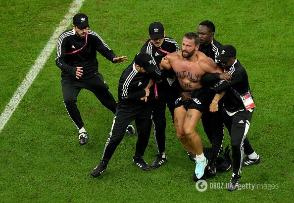 Полуголый россиянин совершил скандальный поступок во время матча ЧМ-2022 между Аргентиной и Нидерландами