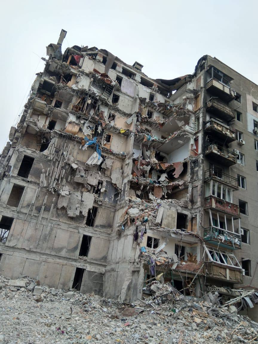 Разрушенный дом по улице Латышева, 45 в Мариуполе