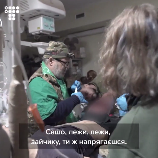 "Все будет хорошо": в сети появилось видео, как врачи спасают военных под обстрелами в Бахмуте