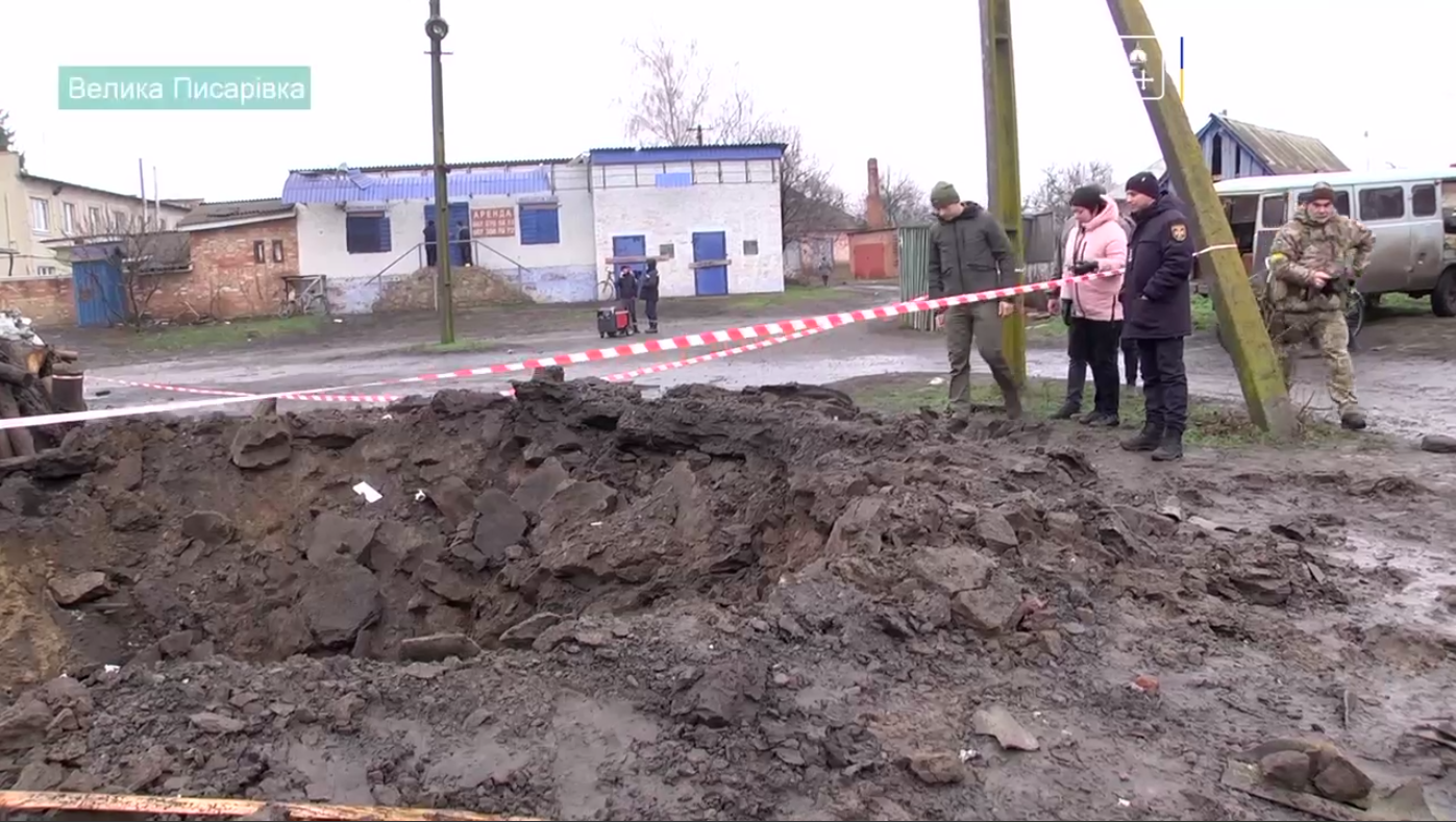 "Воюють із жінками та дітьми!" Росіяни скерували боєприпас у самісінький центр громади на Сумщині. Відео