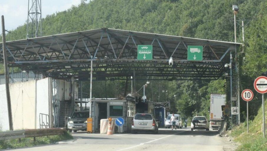 В Косово закрыли КПП на границе и перенесли выборы, Сербия хочет разрешения НАТО на введение армии и полиции. Фото и видео