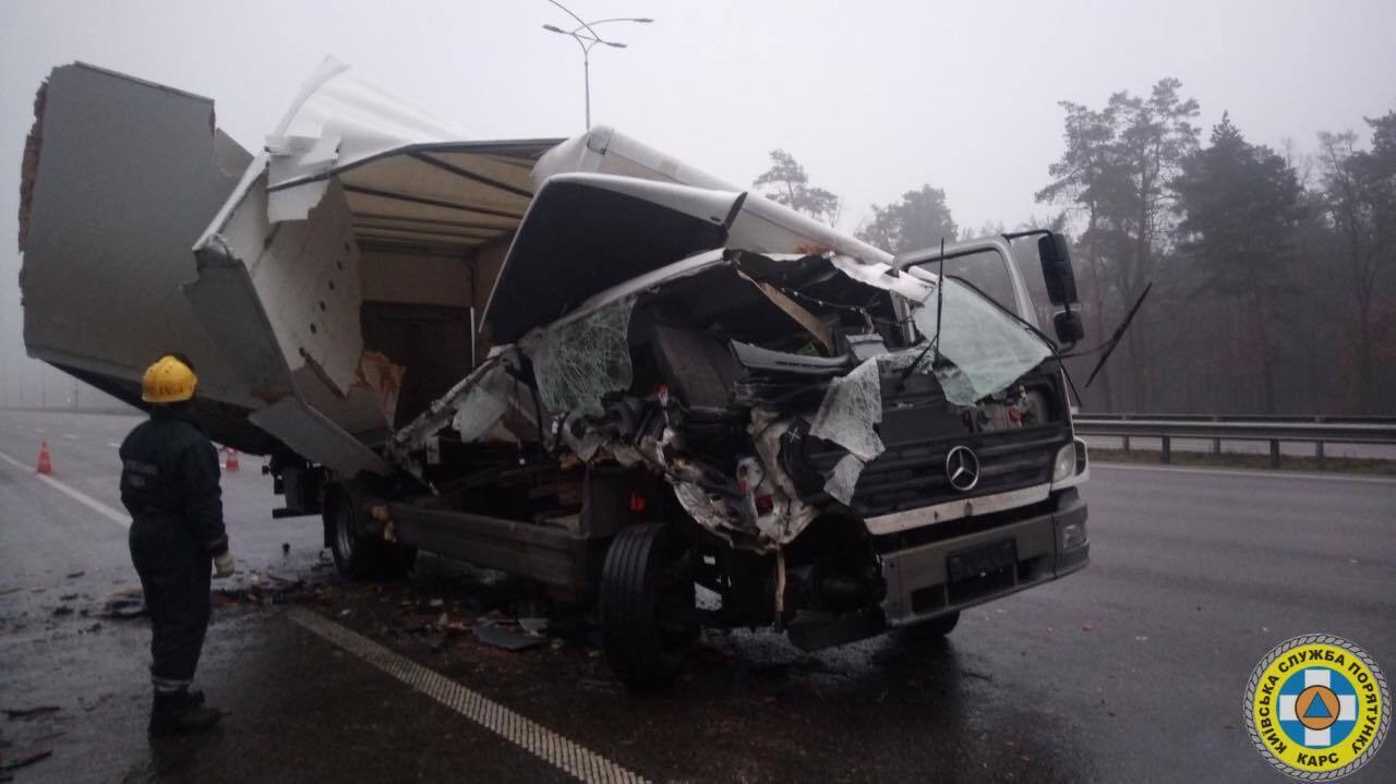 В Киеве в результате ДТП у грузовика "срезало" часть кабины и кузова. Фото