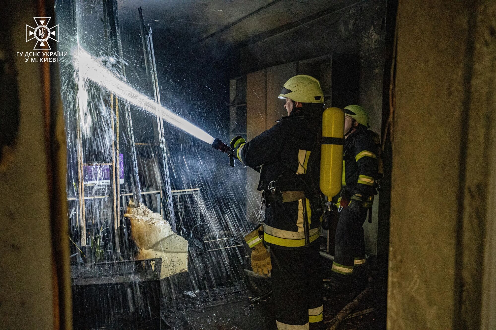 У Києві в багатоповерхівці стався вибух: евакуювали 10 осіб. Фото та відео