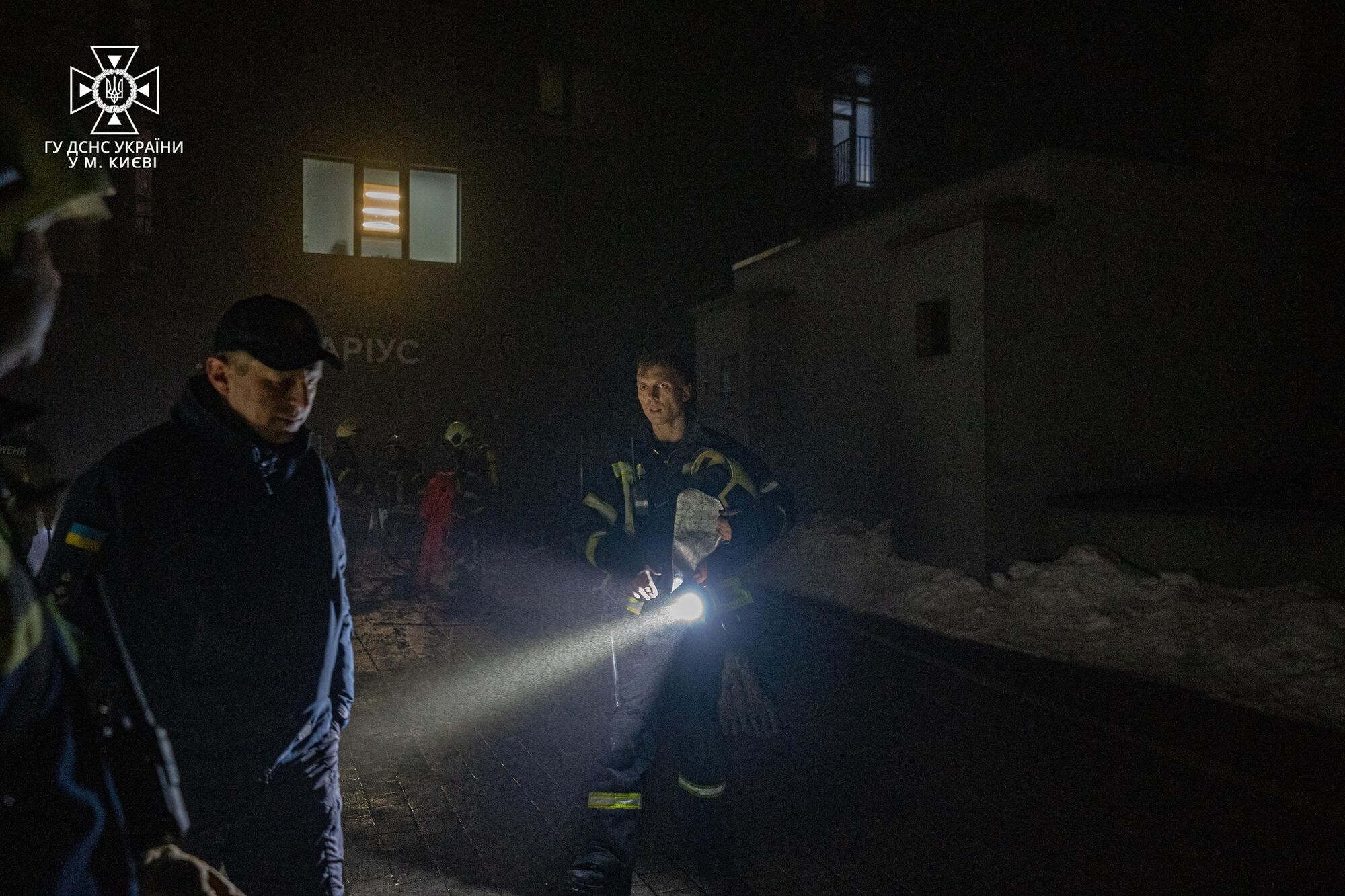 В Киеве в многоэтажке произошел взрыв: эвакуировали 10 человек. Фото и видео