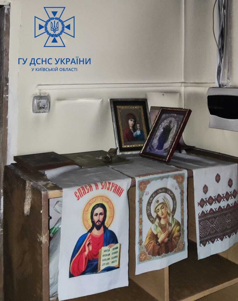 На Київщині вночі горіла церква: бійці ДСНС врятували жінку. Фото