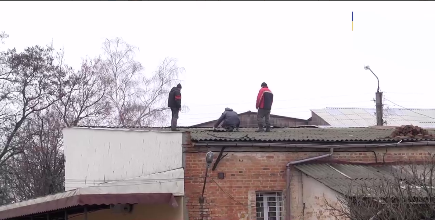 ''Воюют с женщинами и детьми!'' Россияне направили боеприпас в центр громады на Сумщине. Видео