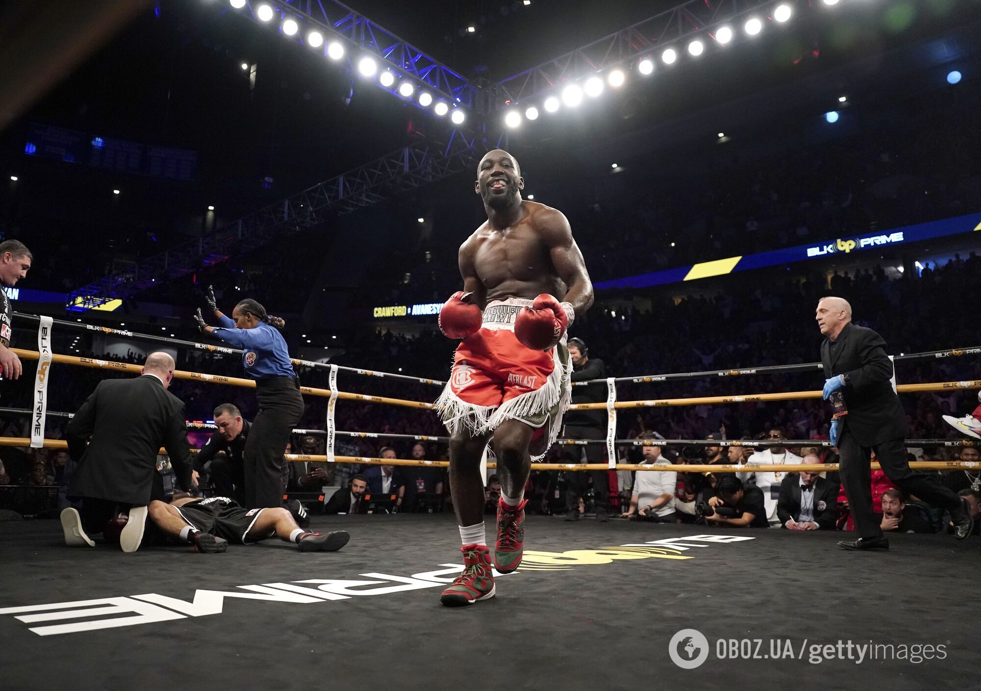 Непереможний чемпіон, який підтримав Україну, жорстко нокаутував російського боксера за хвалькуваті висловлювання. Відео