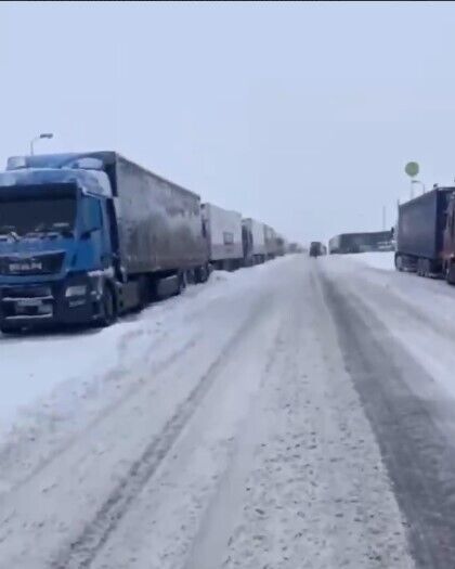 На Львівщині через негоду стався колапс на дорогах: рух вантажівок заблоковано. Відео