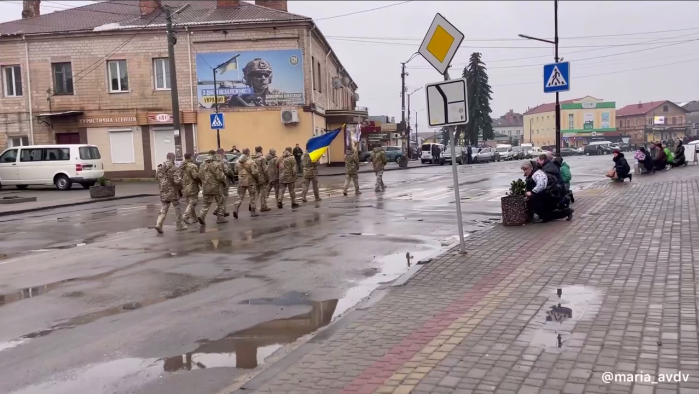 На Рівненщині все місто вийшло проводжати в останню путь воїна, що загинув під Бахмутом. Відео