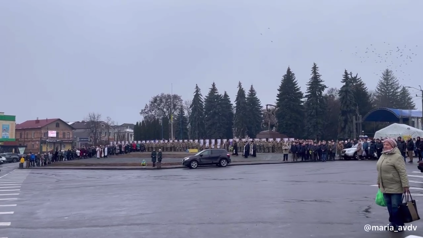 В Ривненской области весь город вышел провожать в последний путь воина, погибшего под Бахмутом. Видео