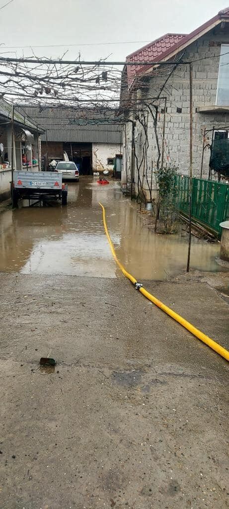 На Закарпатье из-за сильного ливня затопило несколько районов: синоптики предупредили о повышении уровня воды. Фото