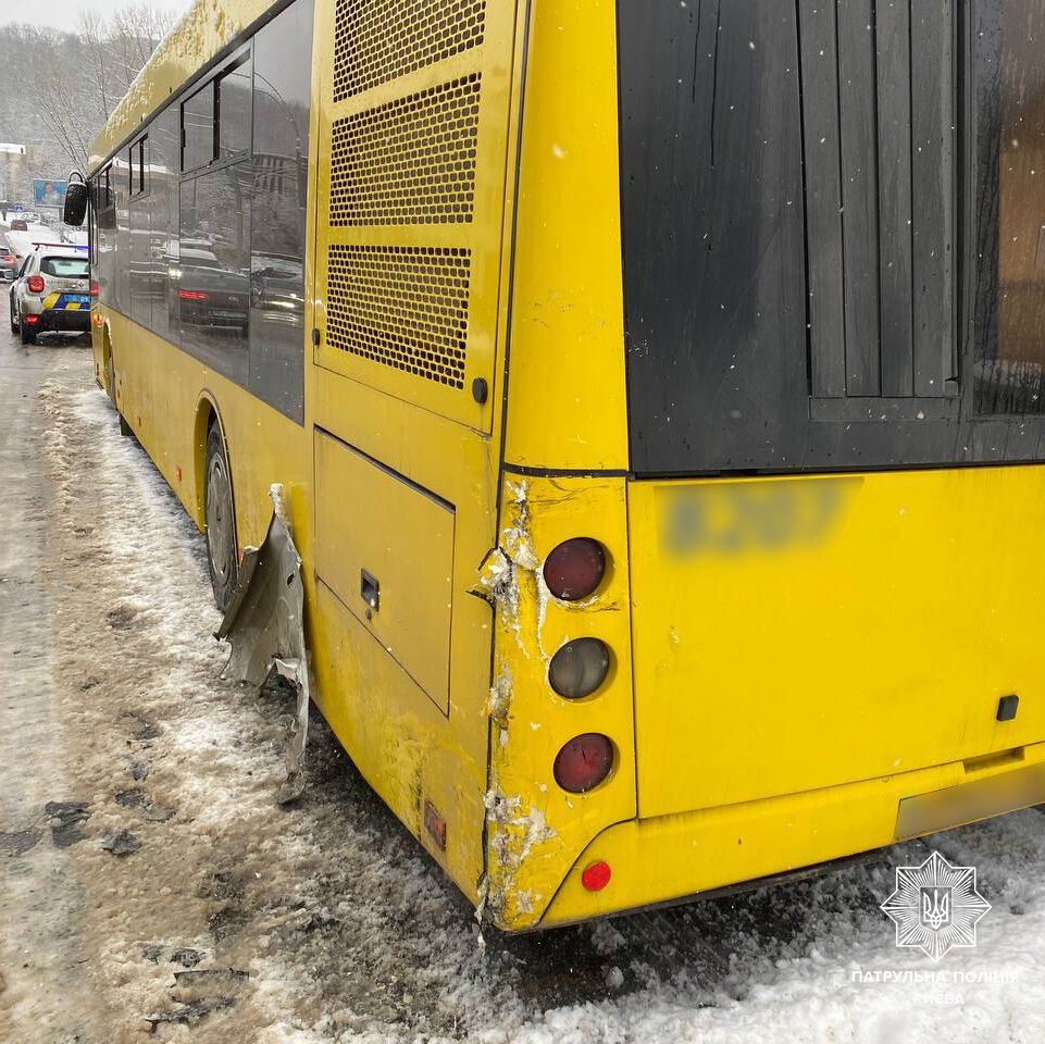 В Киеве легковушка на остановке протаранила автобус. Фото