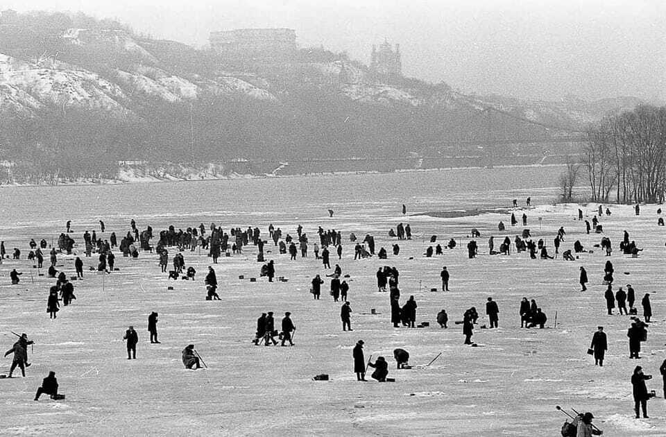 В сети показали, какой была зимняя рыбалка в Киеве в 1970-е годы. Архивное фото