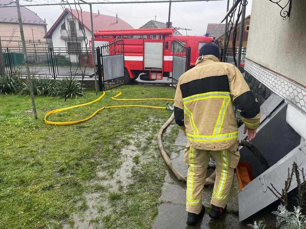 На Закарпатті через сильну зливу затопило кілька районів: синоптики попередили про підвищення рівня води. Фото   