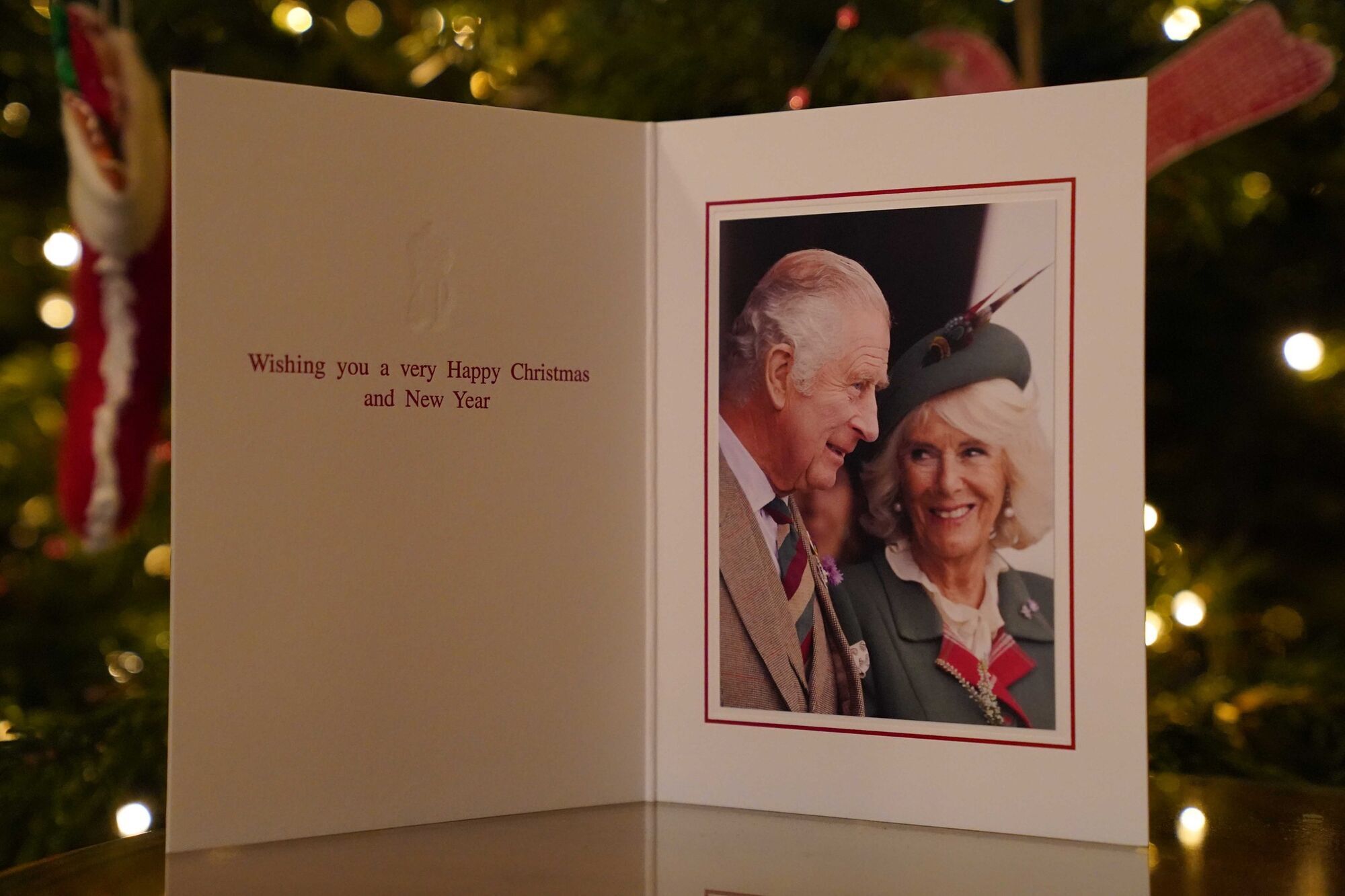 Букингемский дворец опубликовал первую рождественскую открытку с Чарльзом ІІІ и Камиллой