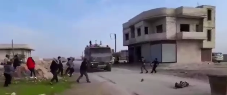 В Сирии мирные жители забросали камнями колонну военной техники с Z-свастикой. Видео