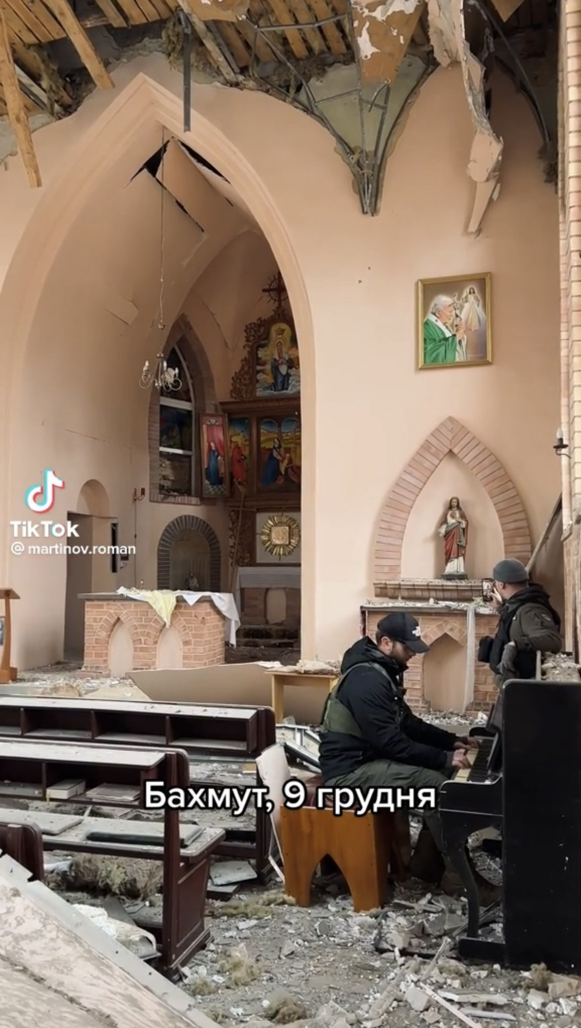 Військовий зіграв на фортепіано у зруйнованій церкві Бахмута. Відео підкорило мережу