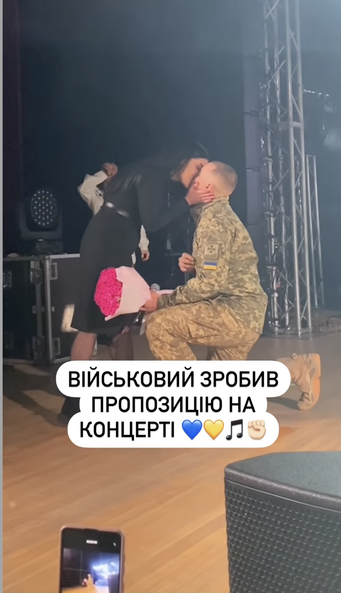 На концерті Артема Пивоварова військовий зробив пропозицію своїй коханій. Зворушливе відео