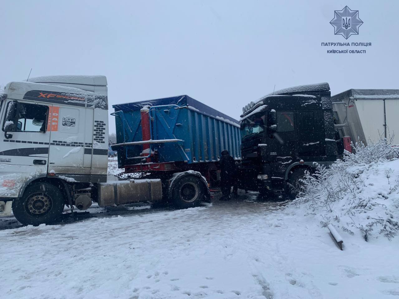 На Київщині на Одеській трасі зіткнулись три вантажівки. Фото