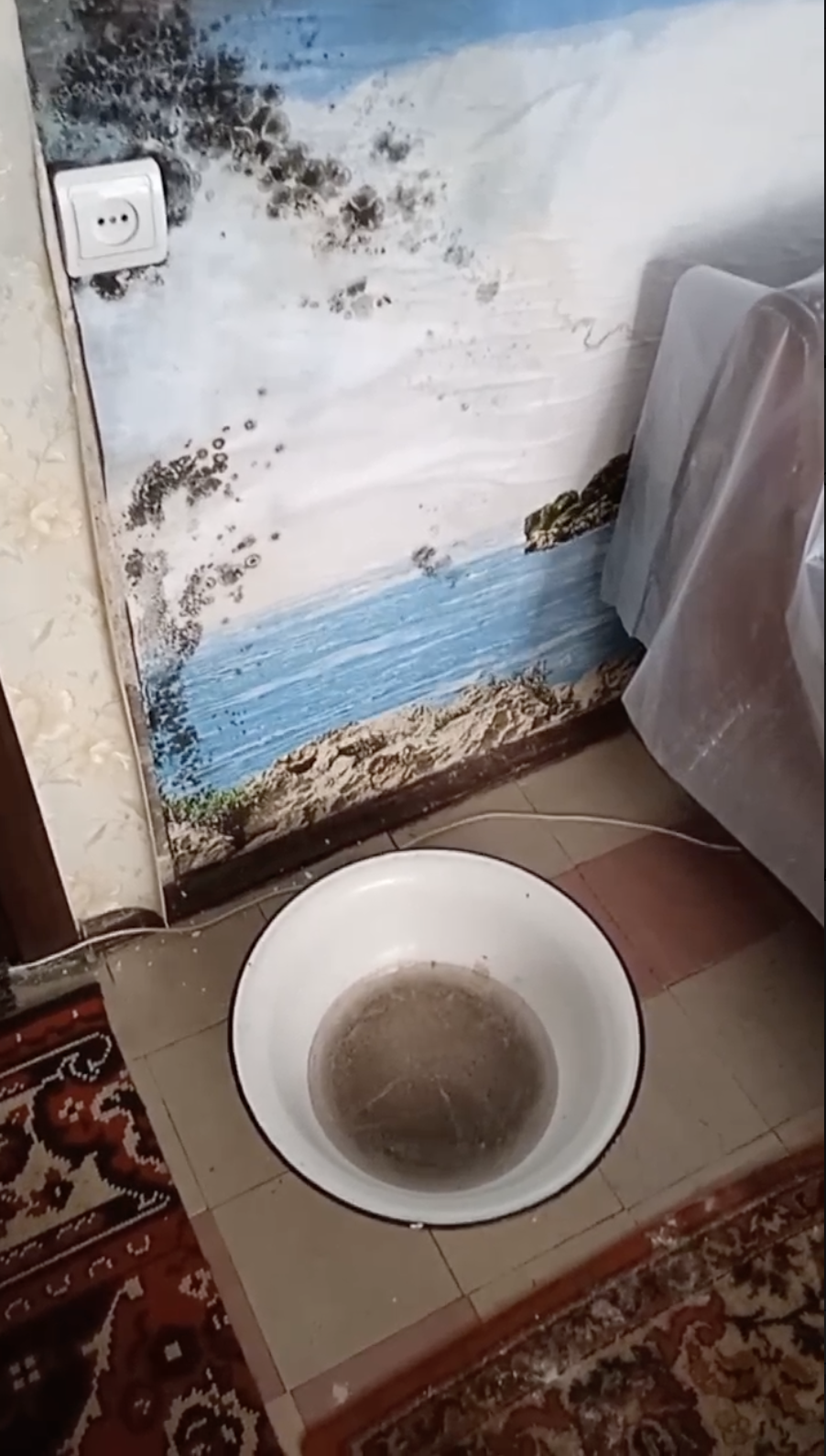 В оккупированном Мариуполе в домах замерзает вода, люди вынуждены выживать в тяжелых условиях. Видео
