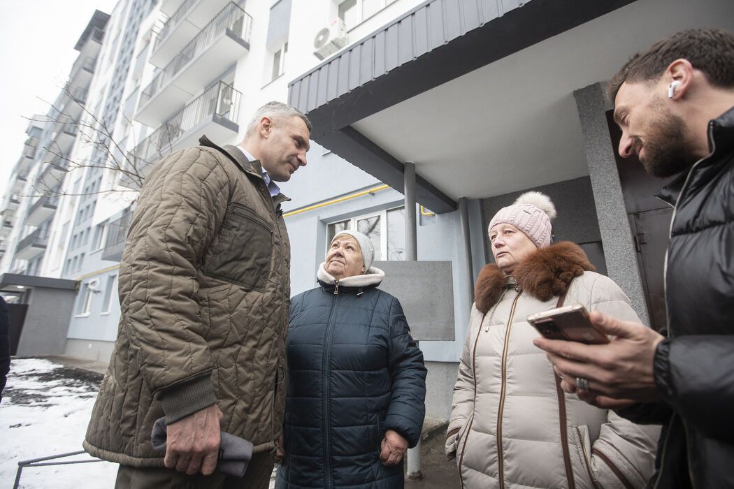 Кличко показав, як відновили та ремонтують пошкоджені обстрілами будинки на Оболоні та проспекті Лобановського. Фото