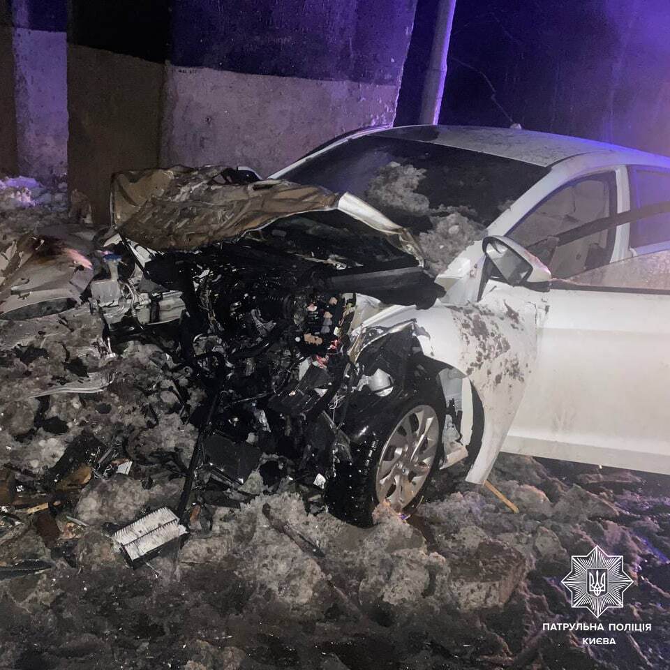 У Києві легковик на швидкості в'їхав у бетонний блок та загорівся: є постраждалий. Фото