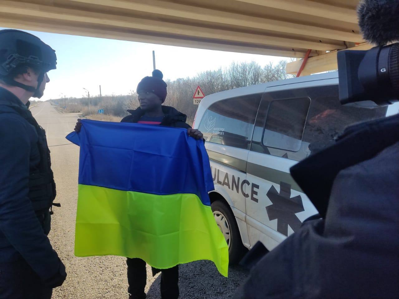 Украина провела очередной обмен пленными, среди освобожденных – защитники Бахмута и гражданин США. Фото и видео