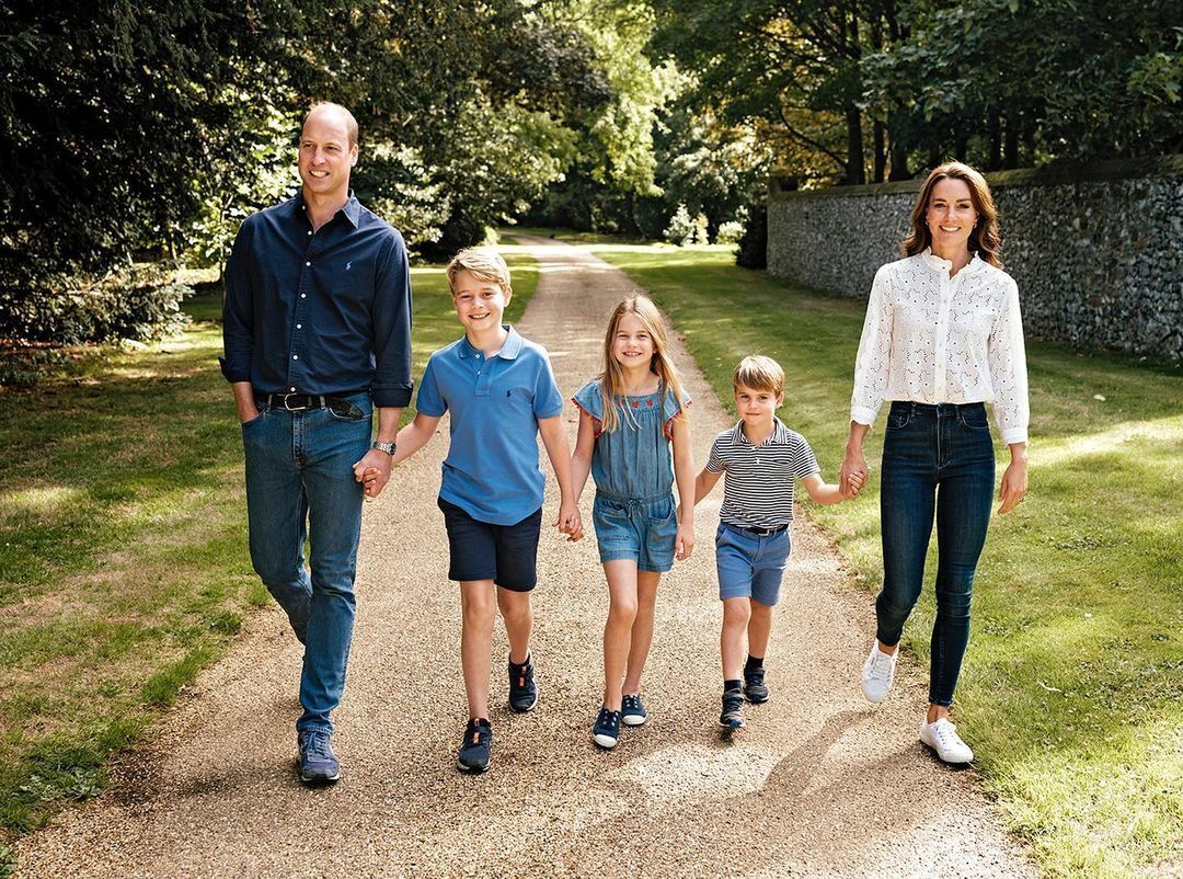 С детьми и в джинсовых образах. Принц Уильям и Кейт Миддлтон выбрали фото для рождественской открытки