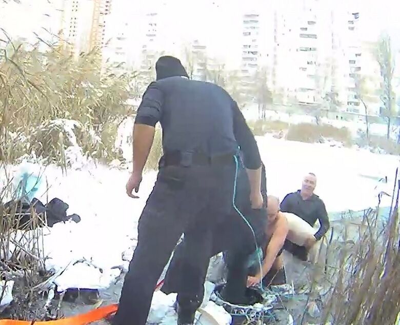 В Киеве полицейские спасли женщину, которая вместе с собакой провалилась под лед. Видео