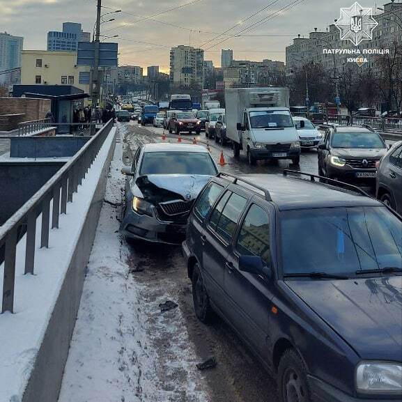В Києві через ДТП на Саперно-Слобідській виник затор. Фото