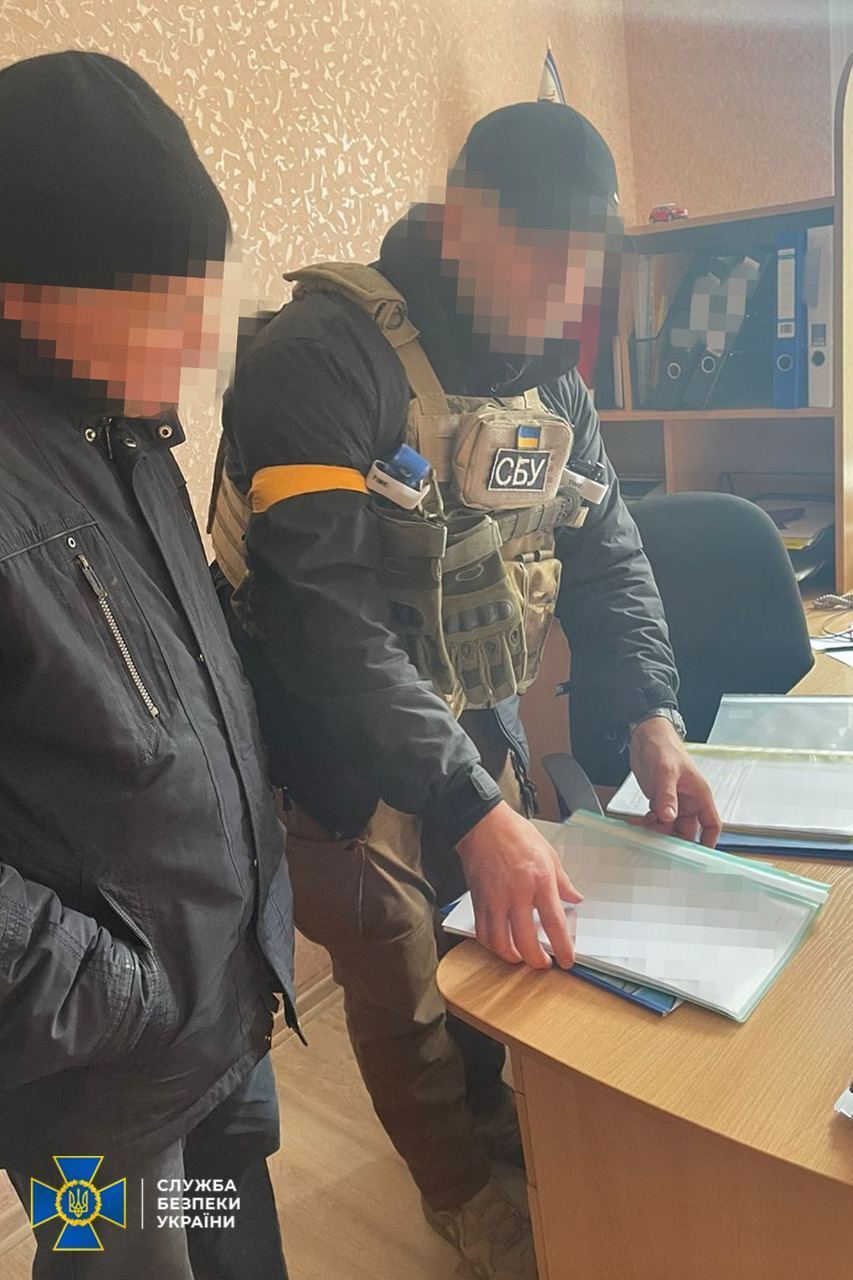 СБУ задержала приспешника оккупантов, который предоставил автобусы для перевозки захватчиков из Крыма в Херсон. Фото