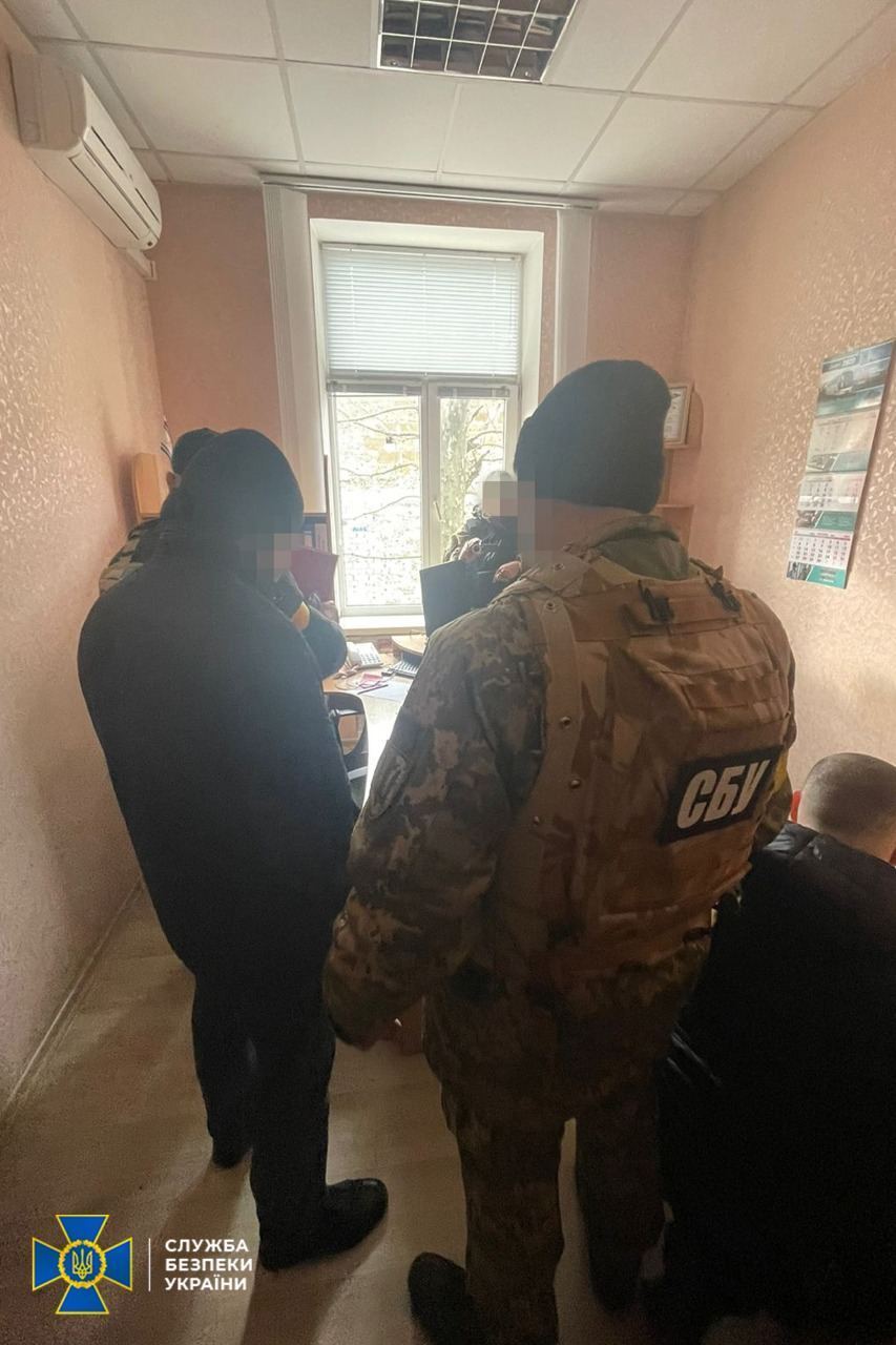 СБУ затримала поплічника окупантів, який надав автобуси для перевезення загарбників із Криму до Херсона. Фото 
