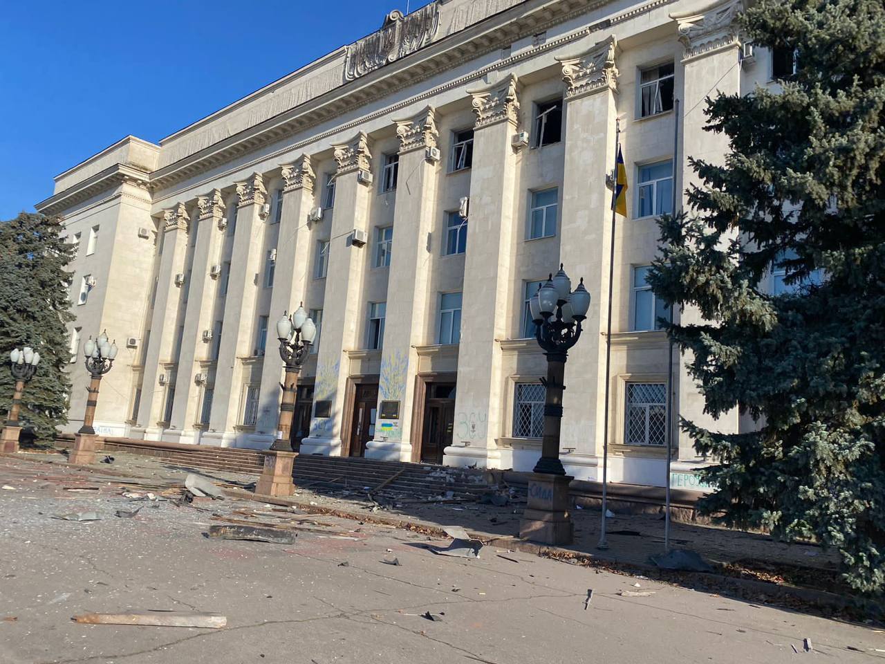 Оккупанты ударили по складу в Херсоне и попали в здание ОВА. Фото и видео последствий