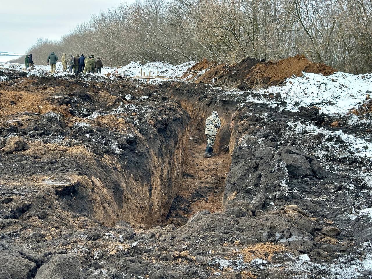 У Бєлгородській області відгородилися від України "зубами дракона" та викопали двометрові рови. Фото