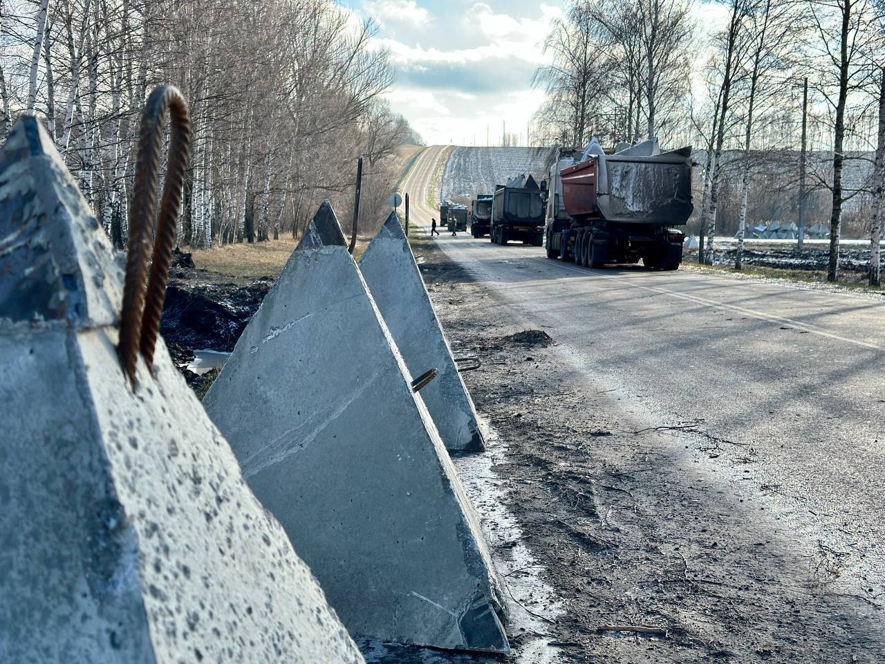 В Белгородской области отгородились от Украины ''зубами дракона'' и вырыли двухметровые рвы. Фото