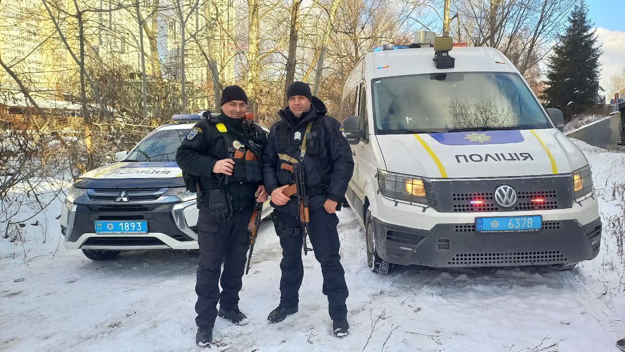 У Києві поліцейські врятували жінку, яка разом із собакою провалилась під лід. Відео