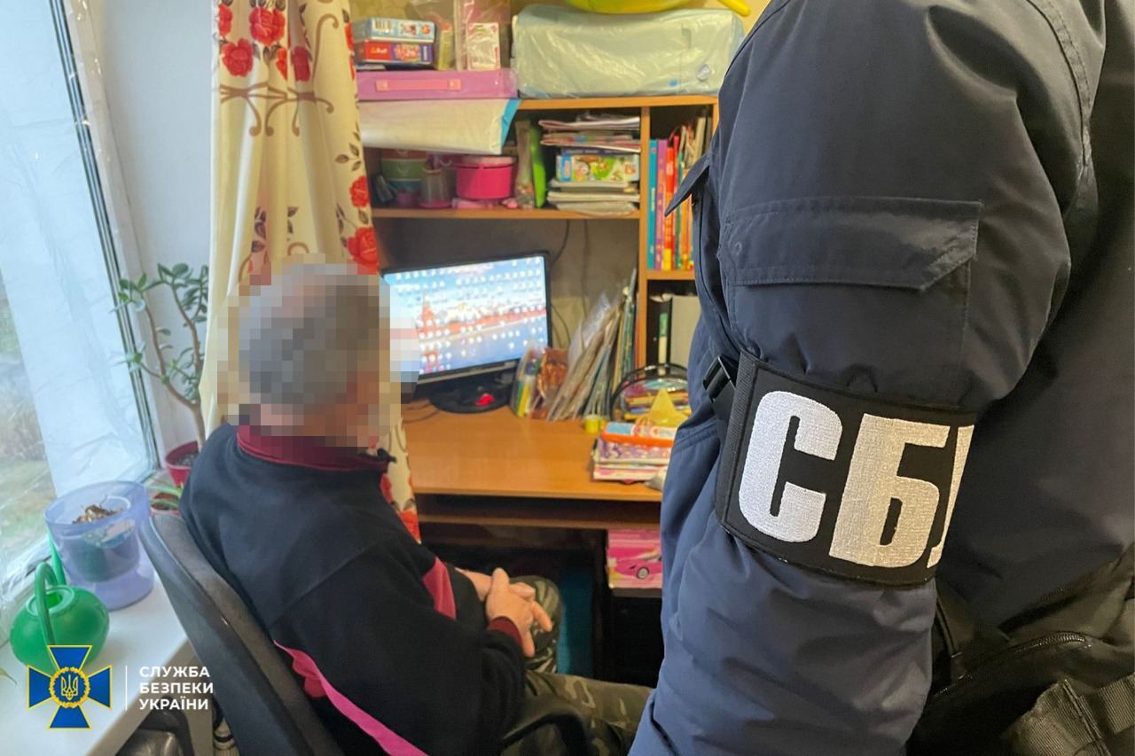 Нашли оружие, георгиевские ленты и российские флаги: СБУ провела обыски у представителей запрещенных политических партий. Фото