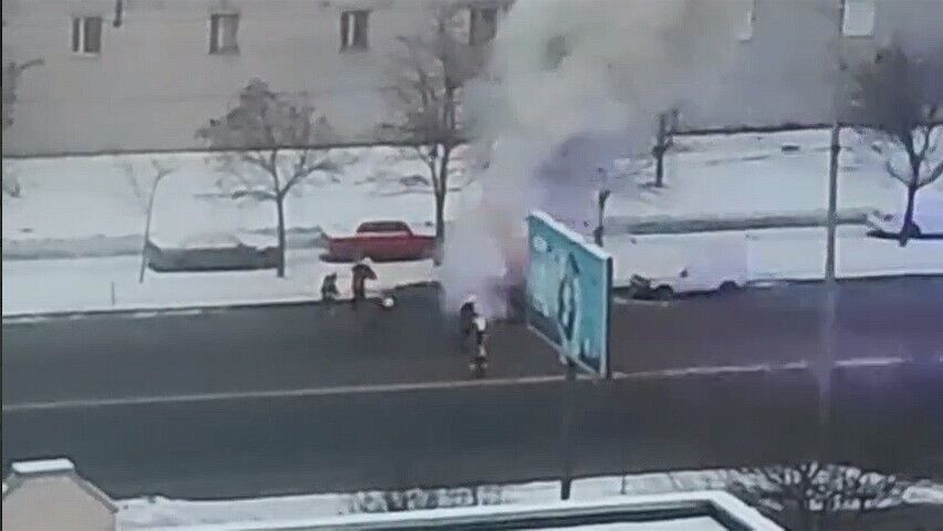 В Києві на Троєщині під час руху загорівся автомобіль. Відео