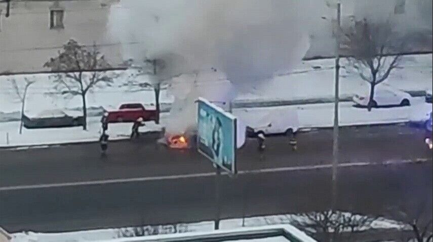 В Киеве на Троещине во время движения загорелся автомобиль. Видео