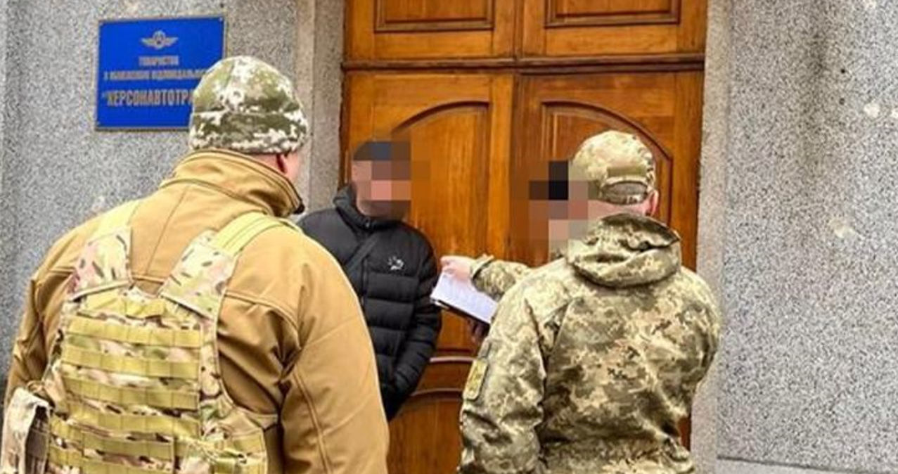 СБУ задержала приспешника оккупантов, который предоставил автобусы для перевозки захватчиков из Крыма в Херсон. Фото