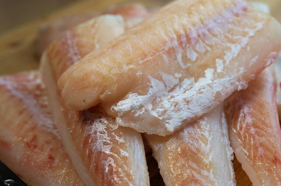 Чому смажена риба прилипає до сковорідки: ніколи її так не готуйте 