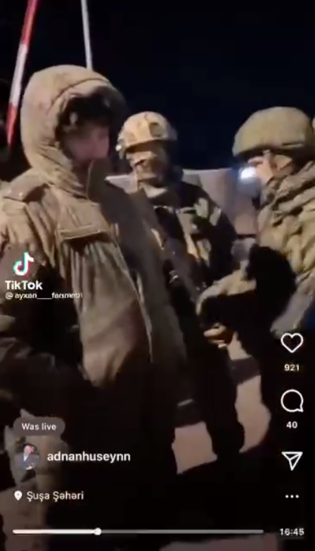 "Заблудился?" В Нагорном Карабахе потроллили российского военного с буквой Z на нашивке. Видео