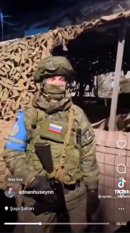 "Заблудился?" В Нагорном Карабахе потроллили российского военного с буквой Z на нашивке. Видео