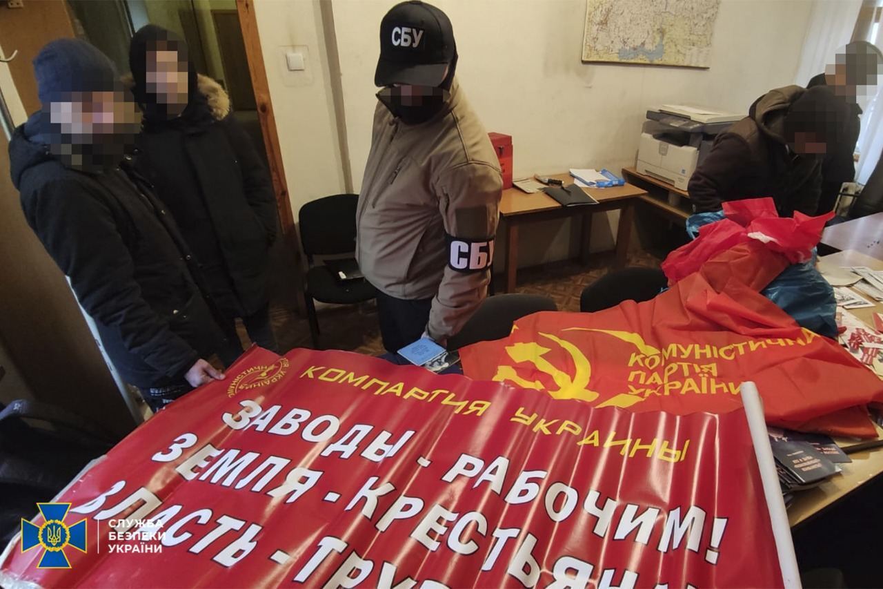 Нашли оружие, георгиевские ленты и российские флаги: СБУ провела обыски у представителей запрещенных политических партий. Фото