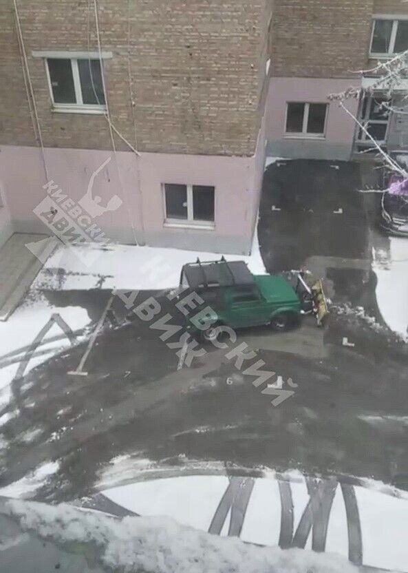 В Киеве мужчина переоборудовал свой внедорожник под снегоуборочную технику. Видео